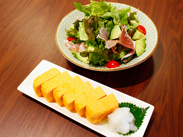 「和風だし巻きたまご」と「生ハムとアボカドのシーザーサラダ」。和風・洋風含めて豊富なメニューを用意