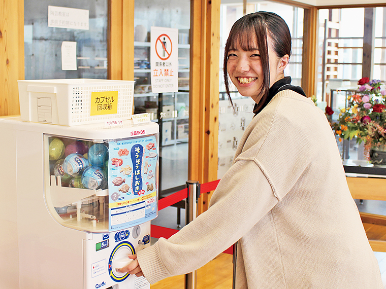 ガチャは1回500円。国指定伝統的工芸品である大堀相馬焼の窯元が一つひとつ手作りしているので、相双地域へ訪れた記念に回してみては