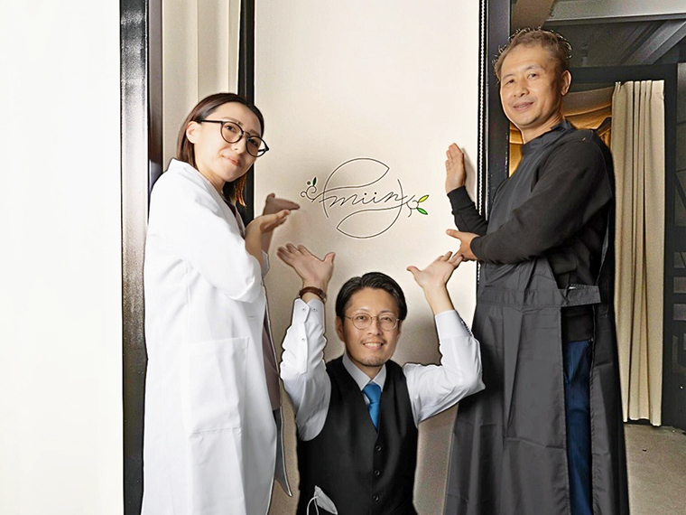 「お待ちしております」とスタッフのHANAEさん（左）、髙橋さん（中央）、遠藤さん（右）
