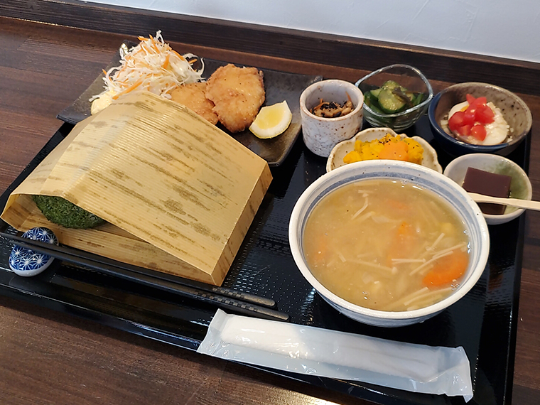 彩りも鮮やかに体がよろこぶ豪勢なお膳。「たなごころ定食」(1,500円)