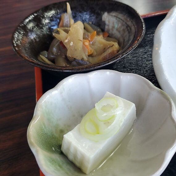 お盆に隙間を許さない小鉢たち