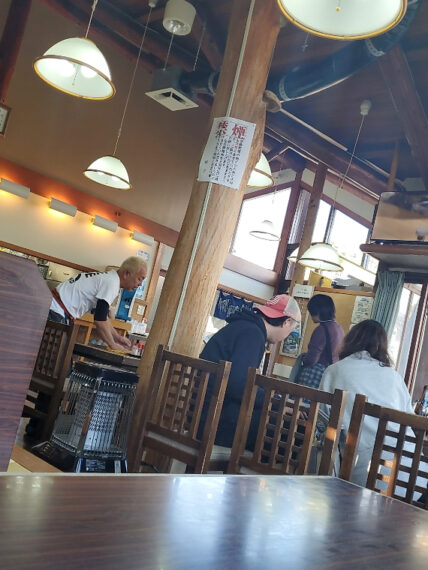 ログハウスのようなウッディーな店内に心安らぎます