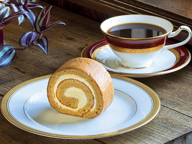 日替わりで提供しているスイーツの1つ「モカロール」(650円)。バタークリームをしっとりとした生地で包んだ一品