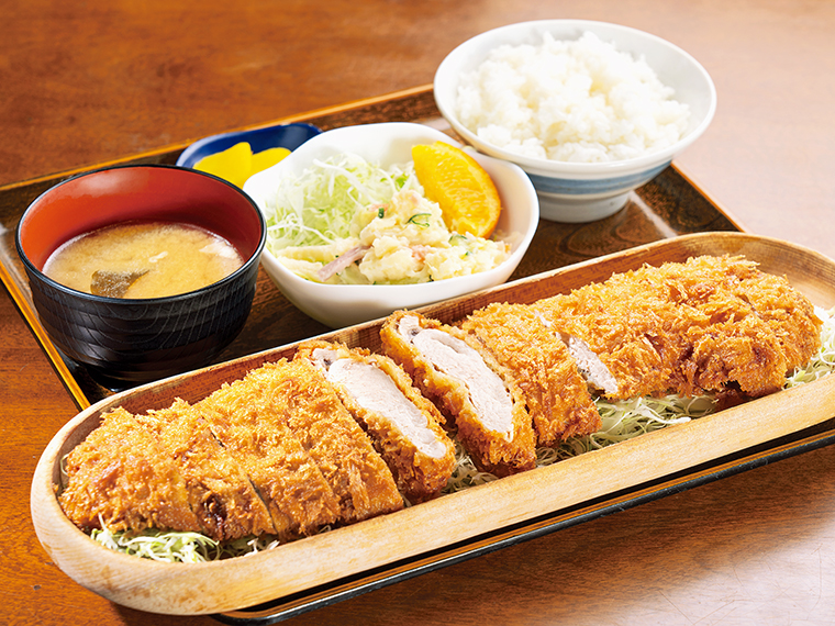 「ジャンボとんかつ」(1,980円)。丸ごと1本約450gある上質な豚ヒレ肉は30cm以上。ヒレ肉は脂肪が少なく、あっさりとした味わいなので完食する人も多い。ご飯、味噌汁などが付く