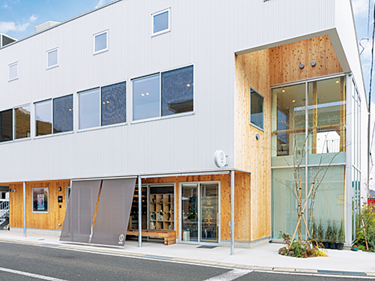 2階にある就労継続支援B型事業所「Works-SCS」の編みぐるみや、移動雑貨店「nicher」の雑貨なども扱う