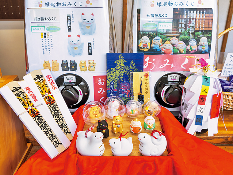 干支「巳年の土鈴」や、招き猫・七福神のおみくじガチャ、お守りや縁起物は授与所にて