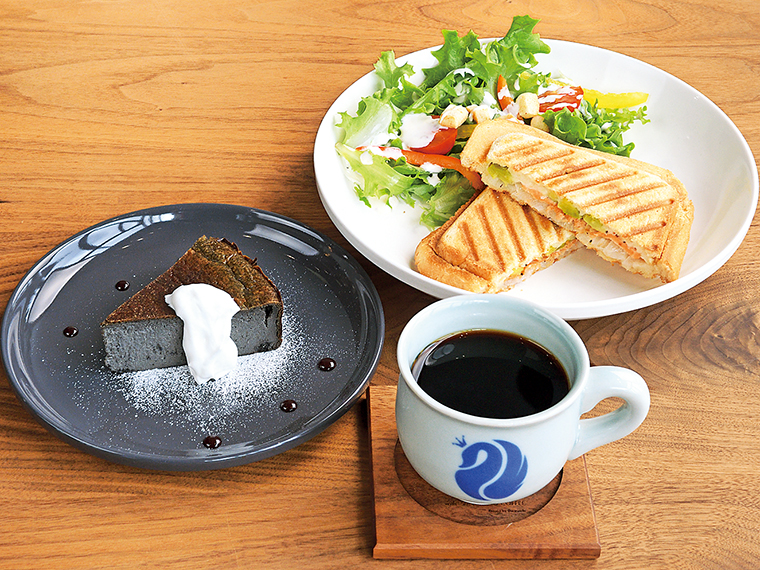 コーヒーと合わせて「黒ごまバスク」（560円）や、ホットサンド（550円～）を