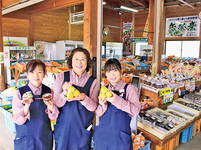 明るい笑顔で迎えてくれるスタッフの皆さん。農産物の説明や、おすすめの調理方法なども優しく教えてくれる