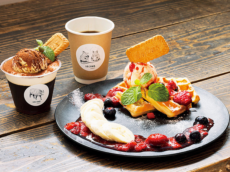 『SECOND.coffee&』提供メニュー。写真は自家製ワッフルを使った「ベリーベリープレート」(600円)、「コーヒーゼリー」(500円・数量限定)、「アメリカーノ」(400円)