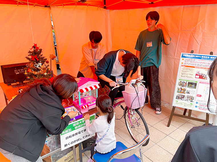 『2024ふくしま環境フェスタ』での自転車発電体験の様子(福島市)