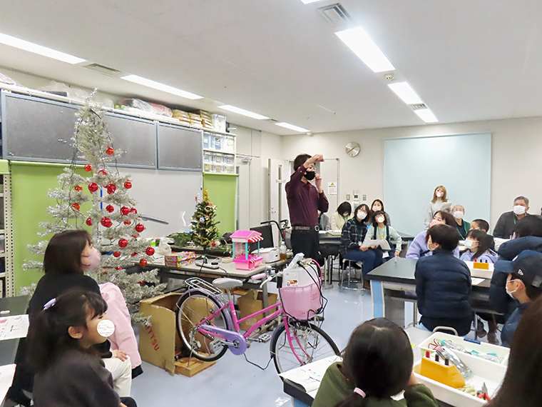 『おもしろ科学びっくり箱』での自転車発電体験の様子(郡山市)