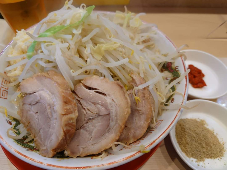 「いち豚」さんの「小ラーメン」。破壊力抜群のラーメンに欠かせない神豚(部員提供)