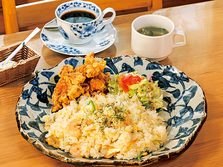「木木セット」(1,183円・ドリンク付きはプラス275円)。メインはエビピラフ、ドライカレー、ナポリタンなど5種類。これにハンバーグ、豚焼肉など4種類から選んで組み合わせる