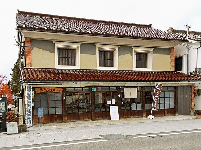 店舗の左側は、国登録有形文化財にも指定された全長70mの「三十八間蔵」に通じている