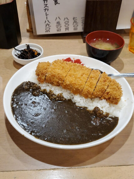 小麦粉をじっくり炒めた黒カレーがスパイシーな「カツカレー」(1,100円)