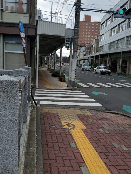 鳥居を潜って県庁前通りへ