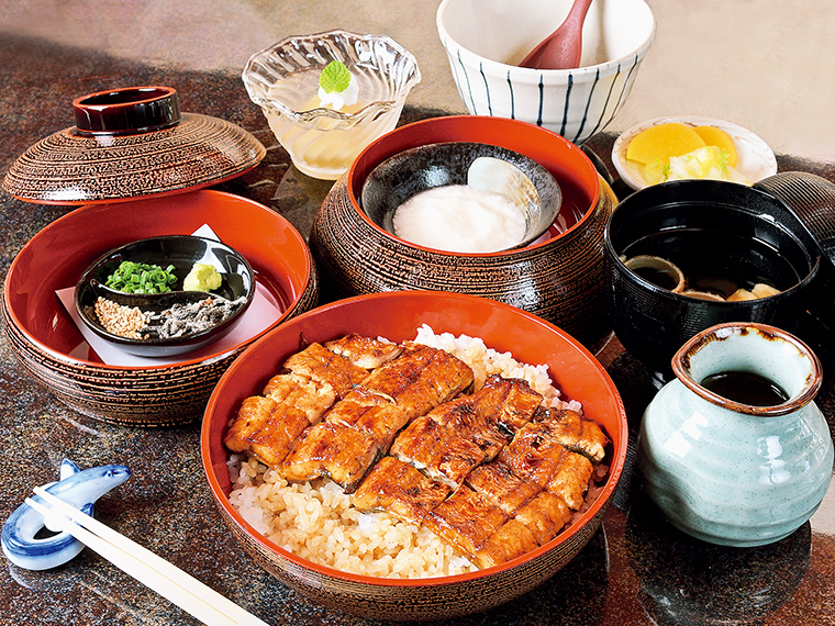 「うなまぶし」（3,960円）。うなぎは150gあり、タレ付け回数も選べる。とろろ、ダシ、薬味、吸い物、香の物、旬の果物を用いた手作りデザートが付く