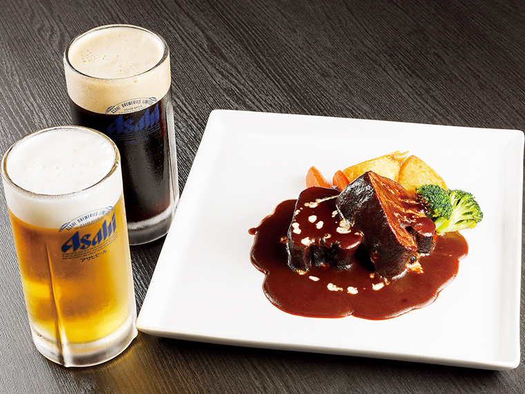 「牛タンシチュー」（2,700円）。約8時間じっくり煮込んだほろほろの柔らかいタンを、コクのあるデミグラスソースが包み込む逸品。自慢の生ビールと一緒に