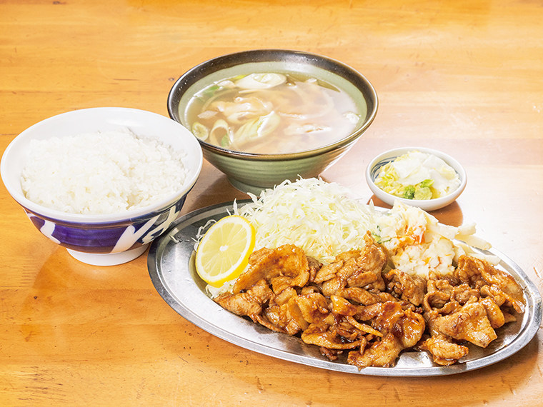 「焼肉定食」（1,200円）。豚バラ肉に秘伝の甘辛ダレが絡んだパンチのある焼肉にキャベツ、マカロニポテトサラダを添えて。ご飯、豚汁、漬物が付く