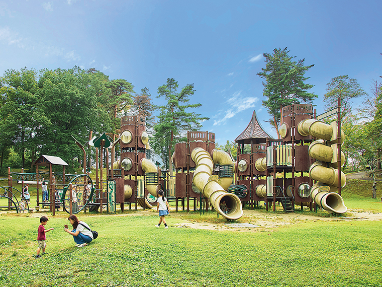 翠ヶ丘公園のわんぱく広場にはお城を彷彿とさせる巨大遊具が。自然に囲まれながら目一杯遊ぶことができる