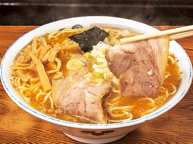 「ラーメン」（750円）。豚ガラと鶏ガラのうま味が後を引くスープと、シンプルなストレート麺。どこか懐かしい味わいに、つい夢中で食べてしまう