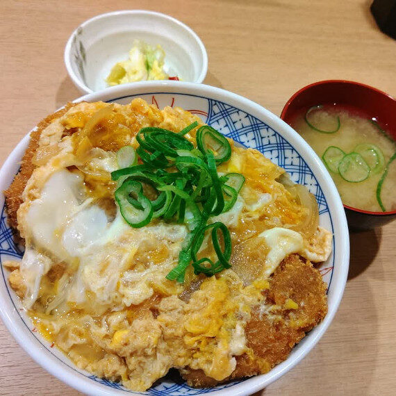 どっしりとしたカツにとろふわ玉子。通常の「カツ丼」はこちら(800円/部員提供)