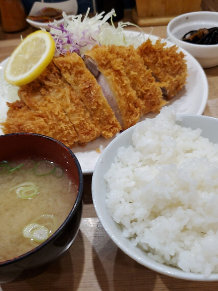 厳選豚肉を低温で揚げたとんかつが旨い!「ロースかつ定食」(昼1,000円/夜1,050円)
