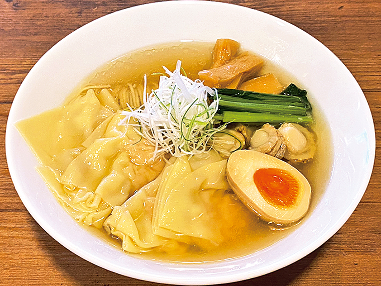 「ワンタン貝出汁塩らぁめん」(950円)。貝のうまみが染み込んだ、さっぱり楽しめる一杯だ