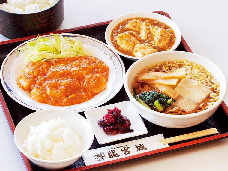 「エビチリソース」（980円）。ほどよい辛さのエビチリソースに、ミニラーメン、小鉢（写真は麻婆豆腐）、漬物、ご飯が付く、月曜から金曜日の限定ランチ