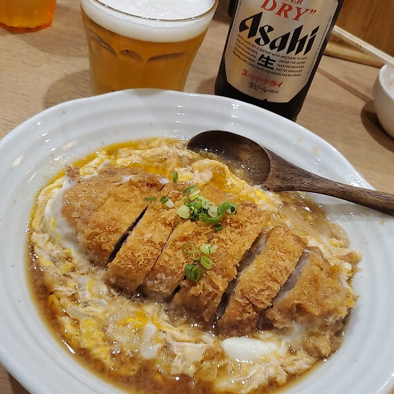 おかずだけの単品オーダーも可。「カツ丼のあたま」(700円)に瓶ビール(600円)