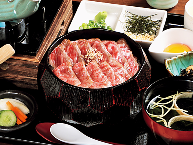 本店限定の新名物「福島牛ひつまぶし膳」（3,380円）。そのまま味わう他に、薬味や和風ダシをかけてお茶漬けにするのもうまい