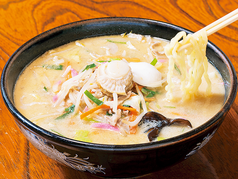 「長崎ちゃんぽん」(1,100円)。特注の縮れ麺に、まろやかなスープがよく絡む