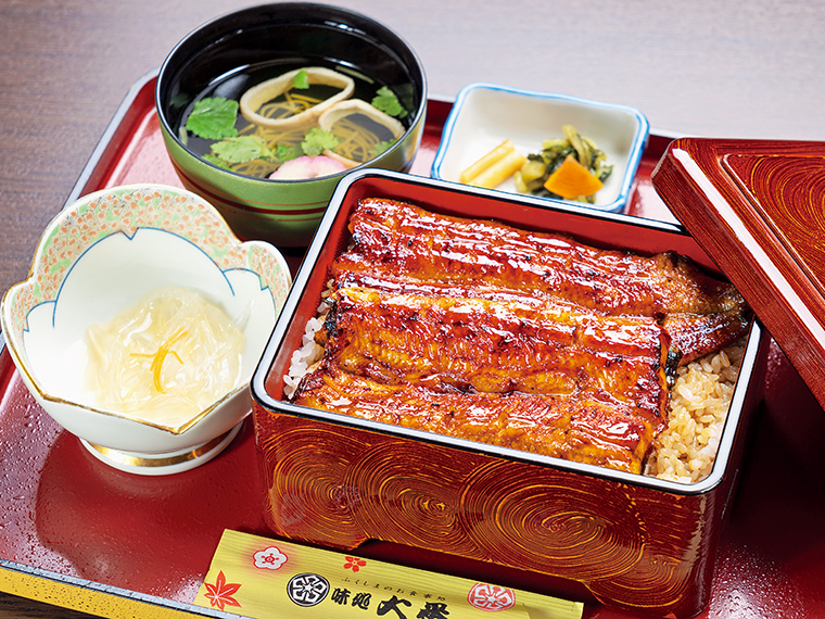 「うな重」（5,100円）。脂の乗ったうなぎ1匹を使った定番。蓋を開けると、焼き立ての香ばしさが食欲をそそり、とろけるようなうまみが広がる