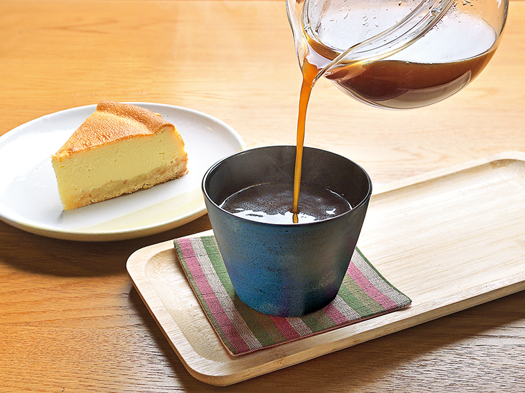 ポットで提供される「アメリカーノ」はたっぷり2杯分。チーズケーキや自家製スコーンとの相性も抜群