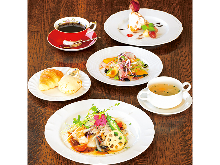 「魚コース」（1,900円）。ソテーした白身魚やエビに黒酢ソースをかけた爽やかな品。スープ、サラダ、パンかライス、デザート、ドリンク付き