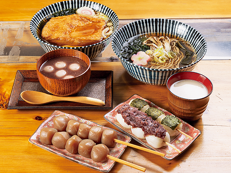 縁起そば、びっくりきつねうどん、甘酒やおしるこ、厄除けだんごなど温かいメニューも充実