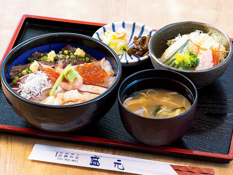 「海鮮丼（サラダ付き）」（1,350円）。マグロやブリ、甘エビなど9種の魚介を使用。「そのままかき込んで食べられるように」と具材には専用タレで味を付けている