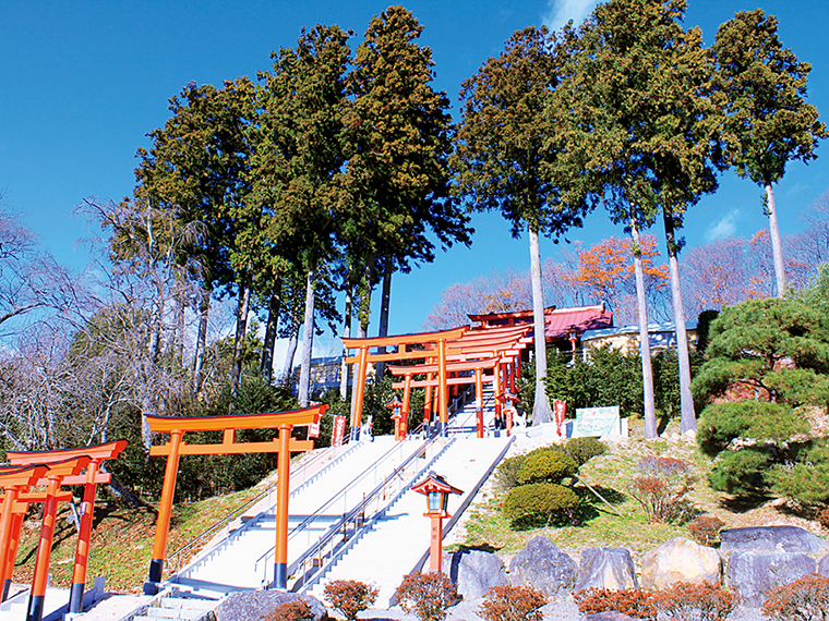 現在鳥居は約100基だが、戦前は約4,000基連なっていたそう。石段を登りきり見る景色は壮観