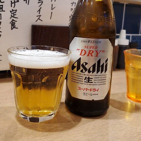 コの字でいただく瓶ビールの情緒