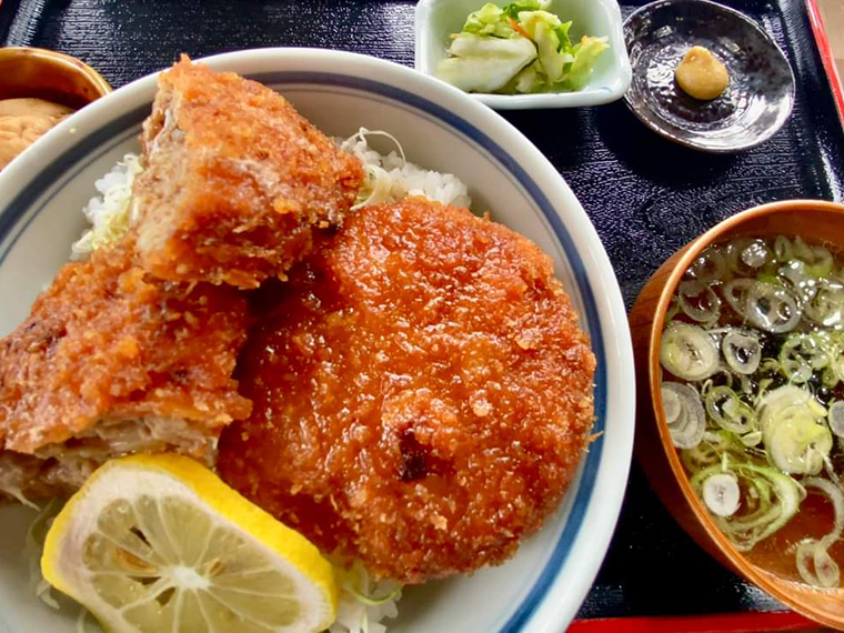 分厚くてジューシー。こちらも魅力的な「メンチ丼」（1,100円）※部員提供