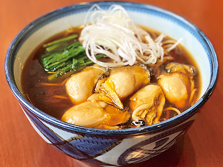 期間限定の「牡蠣そば」(1,150円)。牡蠣好きにこそ味わってほしい、食べ応え満点の一杯