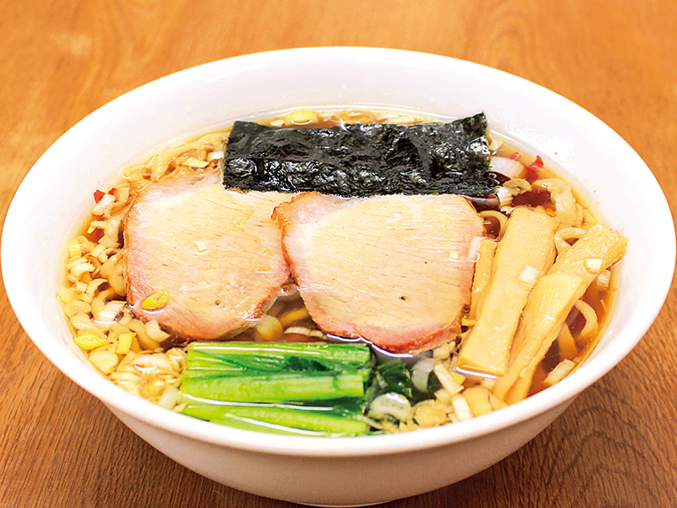 「手打にんにくラーメン」(850円)。平日限定で、麺2玉分が入る「特盛」(プラス400円)も注文可能