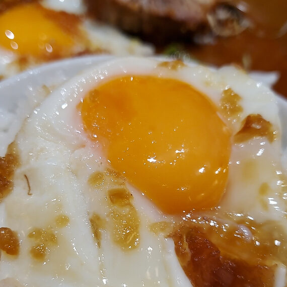 愛しさと切なさと心強さを兼ね備えた、艶やかな黄身の佇まい