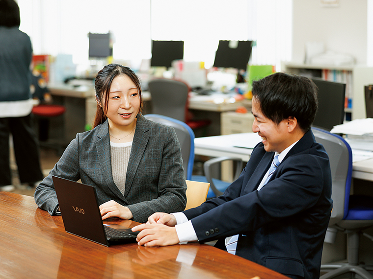医療の質を高め、且つ効率の良い医療につながる製品を提案するため日々の勉強は欠かせないが、近い世代のスタッフが多いので、真剣ながらも和気あいあいとした雰囲気で情報共有できるのが魅力