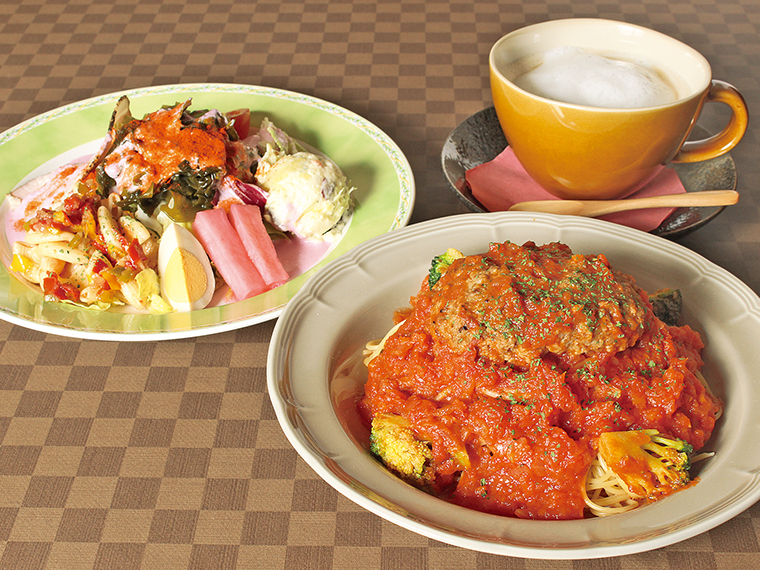 「サラダとパスタのセット」(1,650円)。本日のシェフの気まぐれサラダ、ドリンク付き。パスタは月替わりを含む13種類から選べる