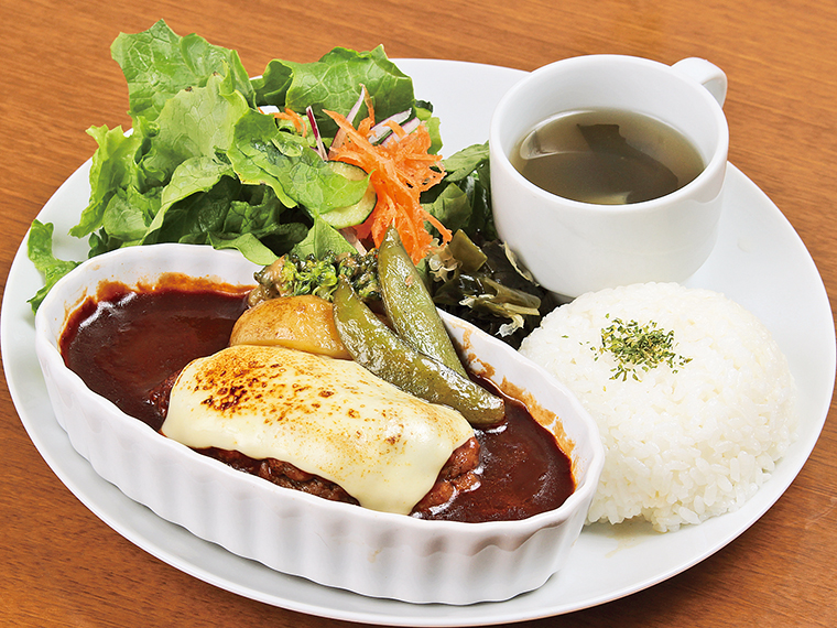 「冬の煮込みハンバーグ」（1,250円）。ライス、サラダ、スープ、ドリンク付き。寒い時期のみの限定メニュー、食べ逃しなく