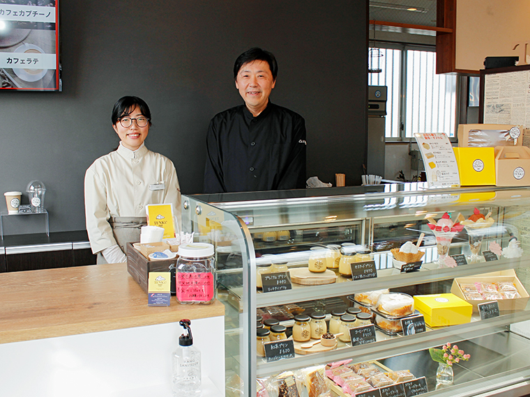 テイクアウト専門のカフェ。スイーツと多彩なドリンクメニューを用意する
