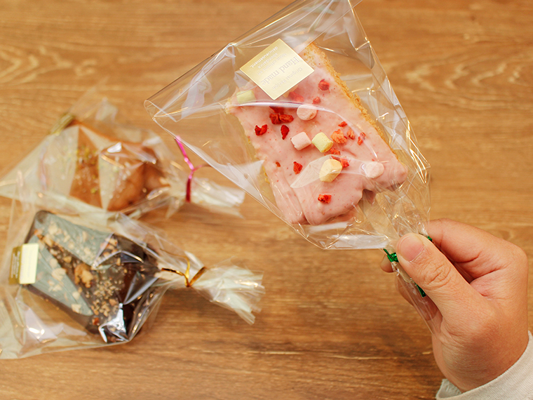 ふわふわシフォンケーキをワンハンドで!「シフォンバー」(各500円)