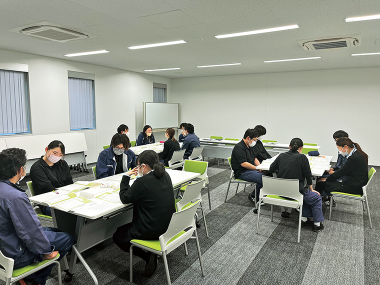 トレーナー/メンター制度によるチームミーティングの風景