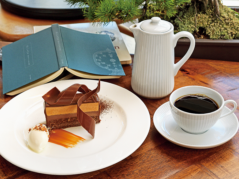 ブラウニーやチョコクリームなどが4層になったケーキはなめらかな口当たりで甘さは控えめ。コーヒーはポット入りでたっぷり楽しめる